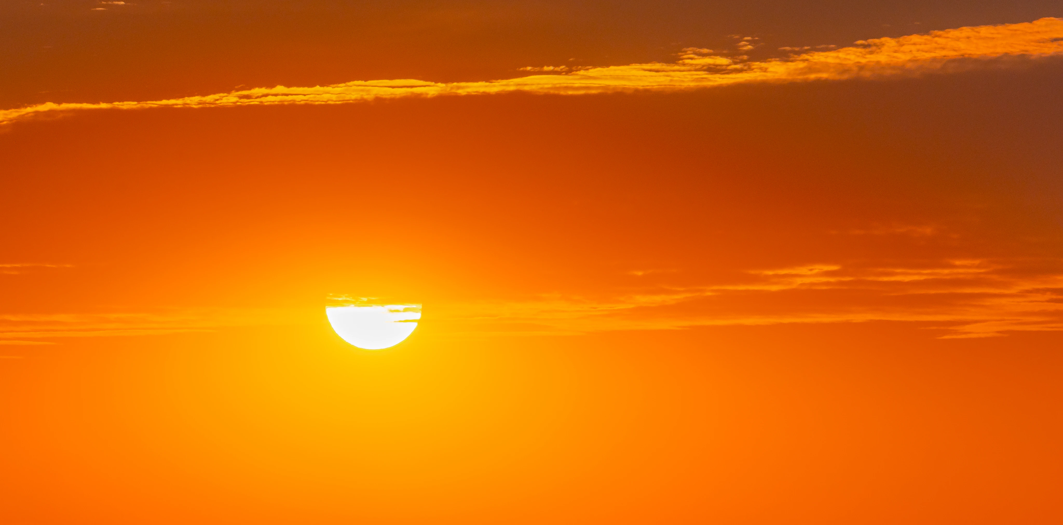 夕阳穿过云层的天空
